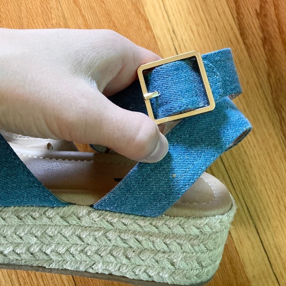 Women’s Ann Taylor LOFT denim chambray look wedge sandals with 1+3/4 inch heel - Picture 5 of 9